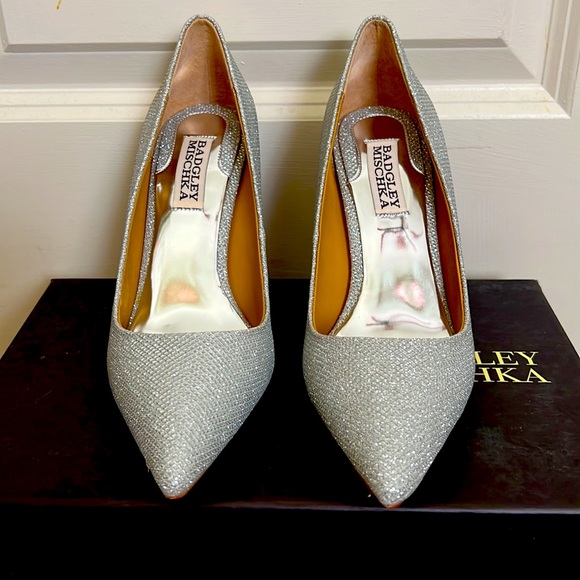 Elegant Badgley Mischka Ponder pointed toe pumps. - Picture 4 of 7